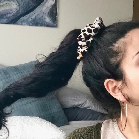 Set of 3 Velvet Leopard Scrunchies! - Picture 5 of 6